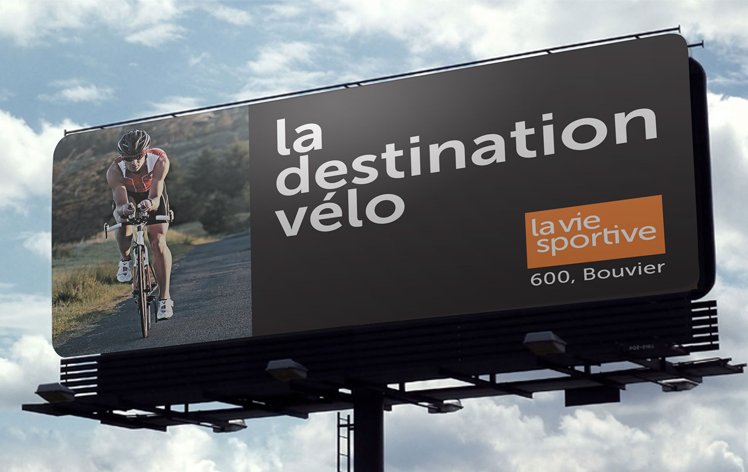 Panneau publicitaire de LA destination vélo sur les route de la ville de Québec